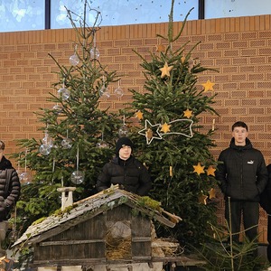 Christbaum schmücken durch Pfarrjugend