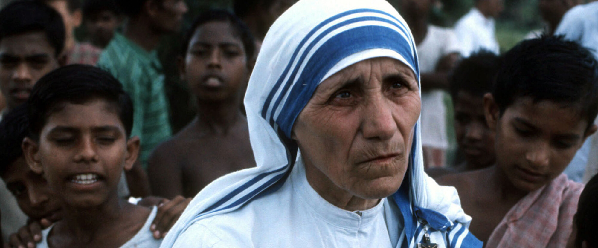 Mutter Teresa, Gründerin der Missionarinnen der Nächstenliebe, umringt von Kindern, in Kalkutta im Juni 1972.