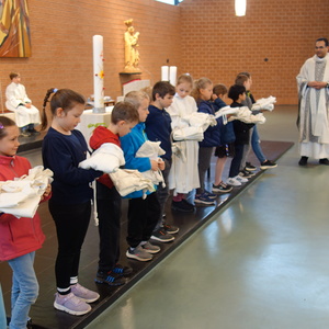 Erstkommunionkinder mit Kutten                         