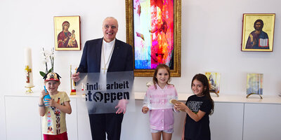 Kinderarbeit sieht man nicht, daher setzt Bischof Ägidius Zsifkovics ein Zeichen gegen Kinderarbeit!