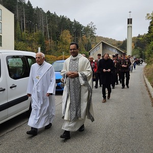 Pater Kuruvila und Diakon Dr. Peter Zotti am Weg zum Kriegerdenkmal