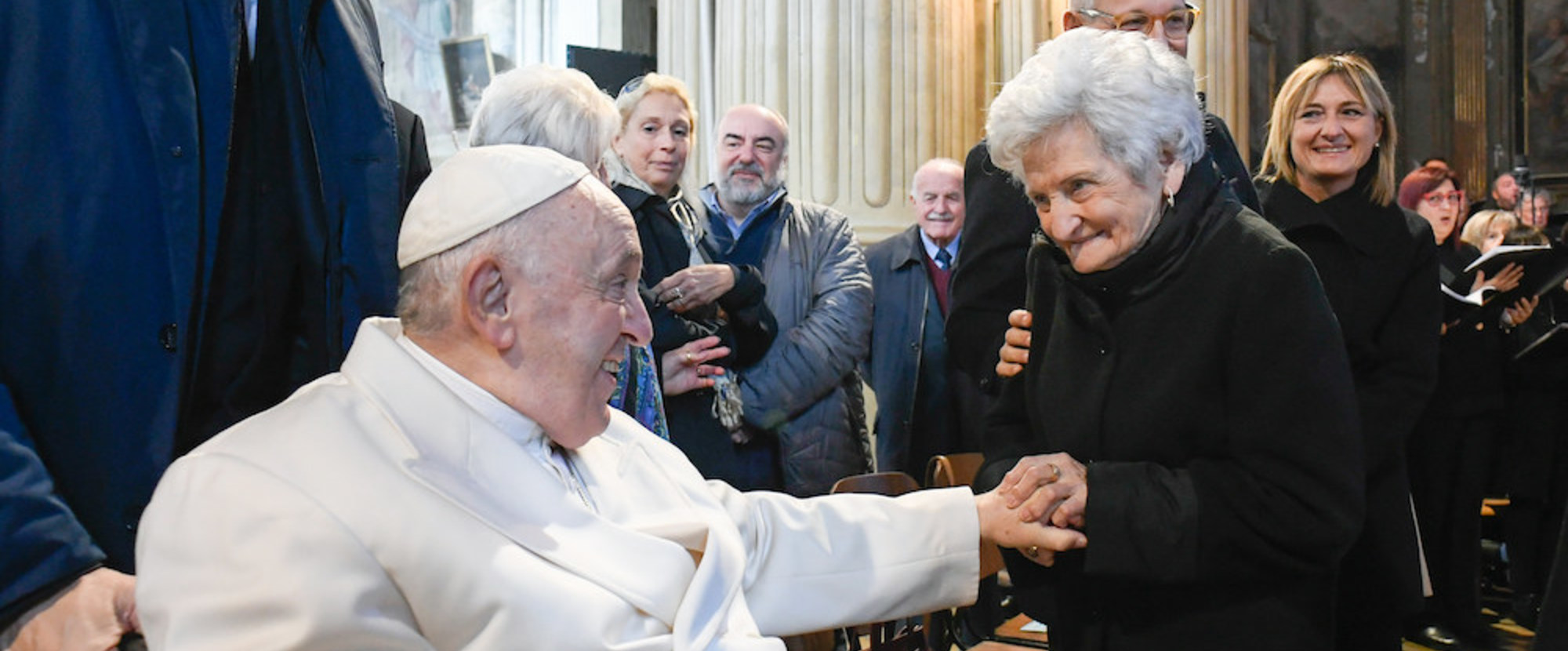 Papst Franziskus und seine Cousine Carla Rabezzana vor einem Gottesdienst am 20. November 2022 in der Kathedrale Santa Maria Assunta in Asti (Italien).