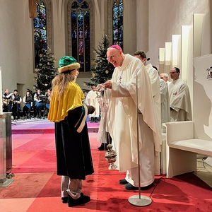 Sternsinger:innen überbrachten die Gaben an den Bischof.