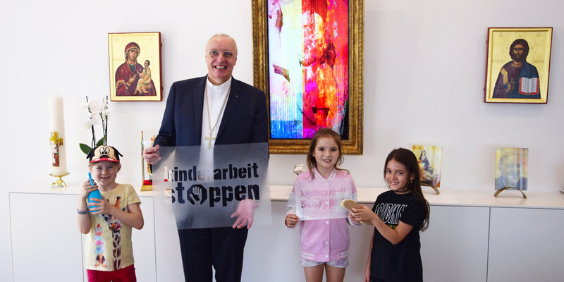 Kinderarbeit sieht man nicht, daher setzt Bischof Ägidius Zsifkovics ein Zeichen gegen Kinderarbeit!