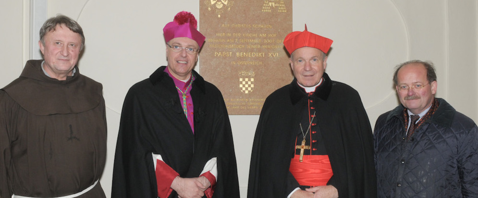 Tafel zum Gedenken an den Besuch von Papast Benedikt XVI. in der Kirche am Hof 2007; P. Ilija VRDOLJAK OFM, Ägidius Zsifkovics, Kardinal Christoph Schönborn, Wolfgang Bandion