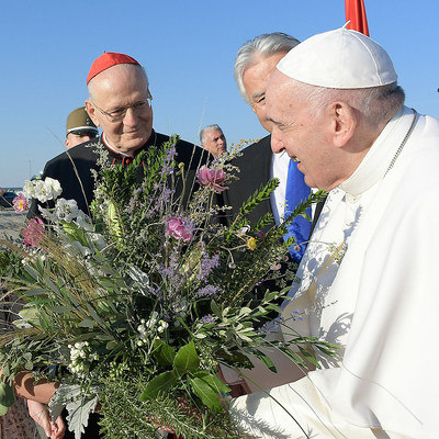 Ein Mädchen überreicht Papst Franziskus einen Blumenstrauß, bei dessen Ankunft am Flughafen von Budapest (Ungarn) am 12. September 2021.