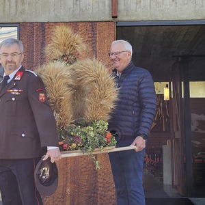 Andi Reisner (vorne) und Fritz Ankerl tragen die Erntedankkronee