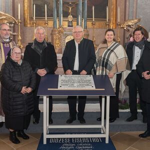 Am Foto: v.l. P. Lorenz Voith, Sr. Johanna Vogl, Kurator Hans Sakrits, Prof. Josef Bauer, Tochter Helga und Sohn Gerhard von Hr. Bauer, Bürgermeister Thomas Steiner