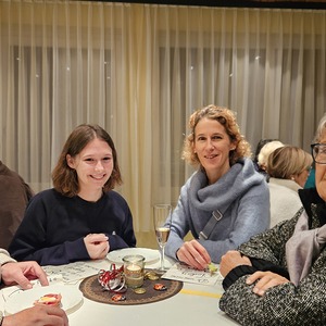 Pater Kuruvila mit wichtigen Helfern in der Pfarre v.l. Emma und Sabine Lindauer, Gertrud Wicha