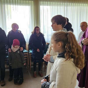 Pater Kuruvila, Diakon Dr. Peter Zotti, Ministranten Johanna Lang und Alexander Hanner