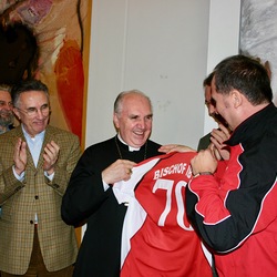 Zeljko Odobasic überreicht Fußballtrikot an Bischof Iby - Empfang im Rathaus anlässlich der Priesterfußball Europameisterschaften 2005