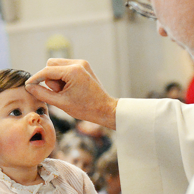 Ein Priester spendet einem kleinen Mädchen das Aschenkreuz bei einem Gottesdienst an Aschermittwoch am 1. März 2017 in der Kirche Saint-Ferdinand des Ternes in Paris.