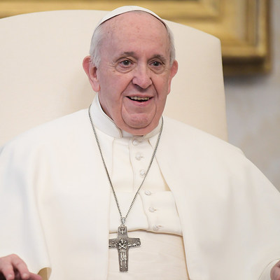 Papst Franziskus während der wöchentlichen Videobotschaft aus der Bibliothek des Apostolischen Palastes im Vatikan am 3. Februar 2021.