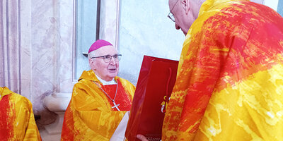 Bischof Ägidius Zsifkovics gratuliert seinem Vorgänger, Altbischof Paul Iby, zum eisernen Priesterjubiläum.