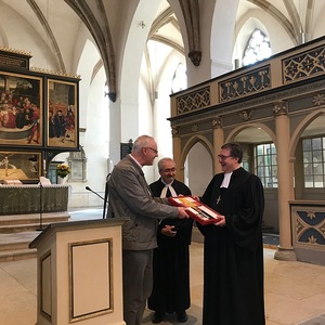 Herzliche Begegnung an der Wiege der Reformation: Bischof Zsifkovics überreicht Superintendent Beuchel in Wittenberg das Martinskreuz der Diözese Eisenstadt