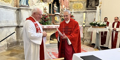 Generalvikar Michael Wüger übergibt das Dekret des Bischofs an den neuen Leiter des Seelsorgeraums, Johann Karall