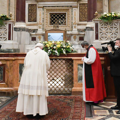 Papst Franziskus betet vor dem Grab des Heiligen Paulus, während der ökumenischen Vesper zum Abschluss der Gebetswoche der Einheit der Christen in der Papstbasilika Sankt Paul vor den Mauern in Rom am 25. Januar 2022.