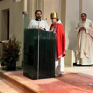 Die Fürbitten lasen in diesem besonderen Gottesdienst die Sternsinger:innen.