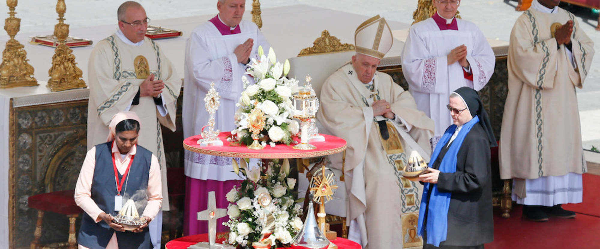 Papst Franziskus während der Heiligsprechung am 15. Mai 2022 auf dem Petersplatz im Vatikan. Ordensschwestern bringen Reliquien der der Heiligen Titus Brandsma, Devasahayam Pillai, César de Bus, Luigi Maria Palazzolo, Giustino Maria Russolillo, Charl