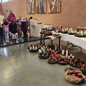 Vater Unser mit Kindern am Altar