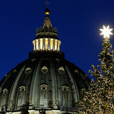 Der erleuchtete Christbaum mit einem Stern auf der Spitze auf dem Petersplatz neben der Kuppel des Petersdoms am 5. Dezember 2019 im Vatikan.